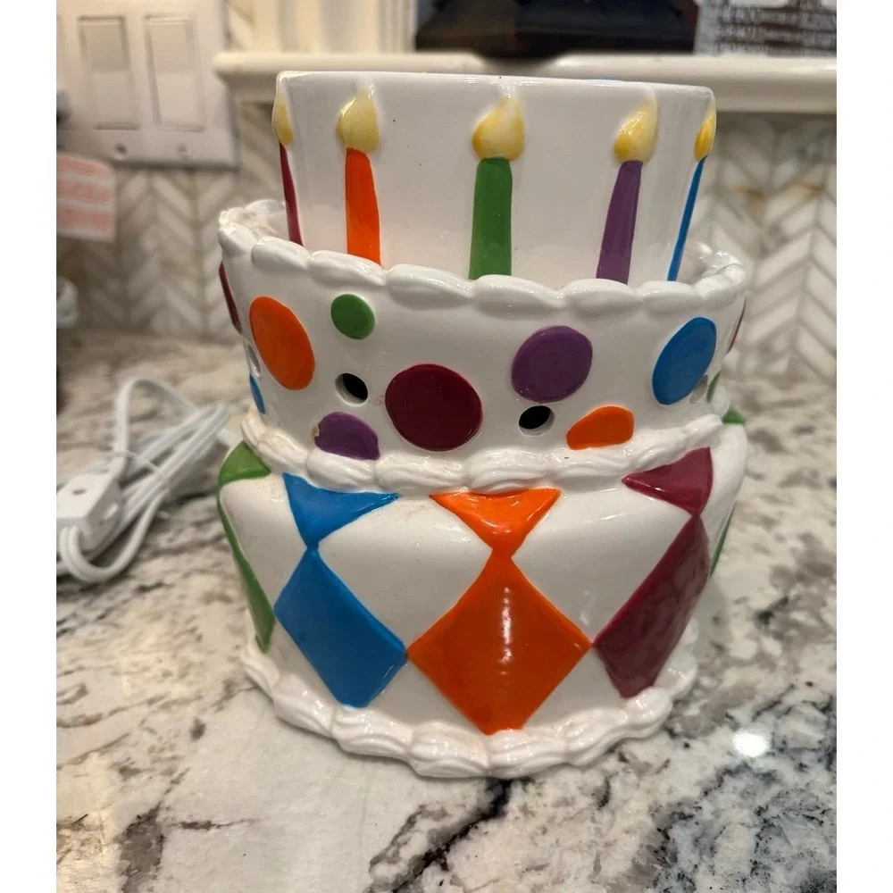 Gently used It's A Party Scentsy warmer Comes with brand new lightbulb.
